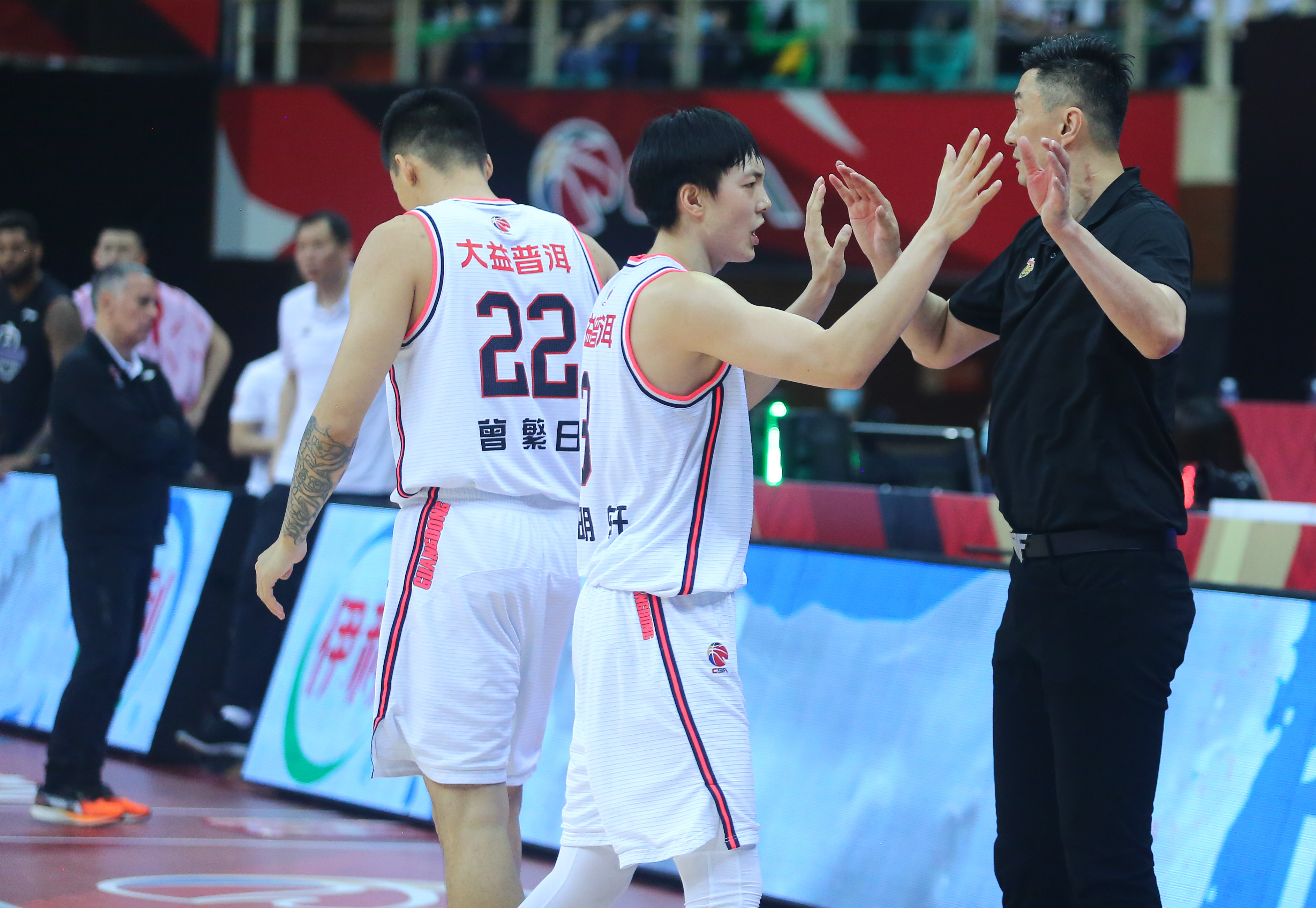 华体会官网关于亚特兰大围绕全明星赛扳平良机山东泰山围绕欧冠回应争议，深圳男篮关键时刻防线松动瞬间刷屏的信息